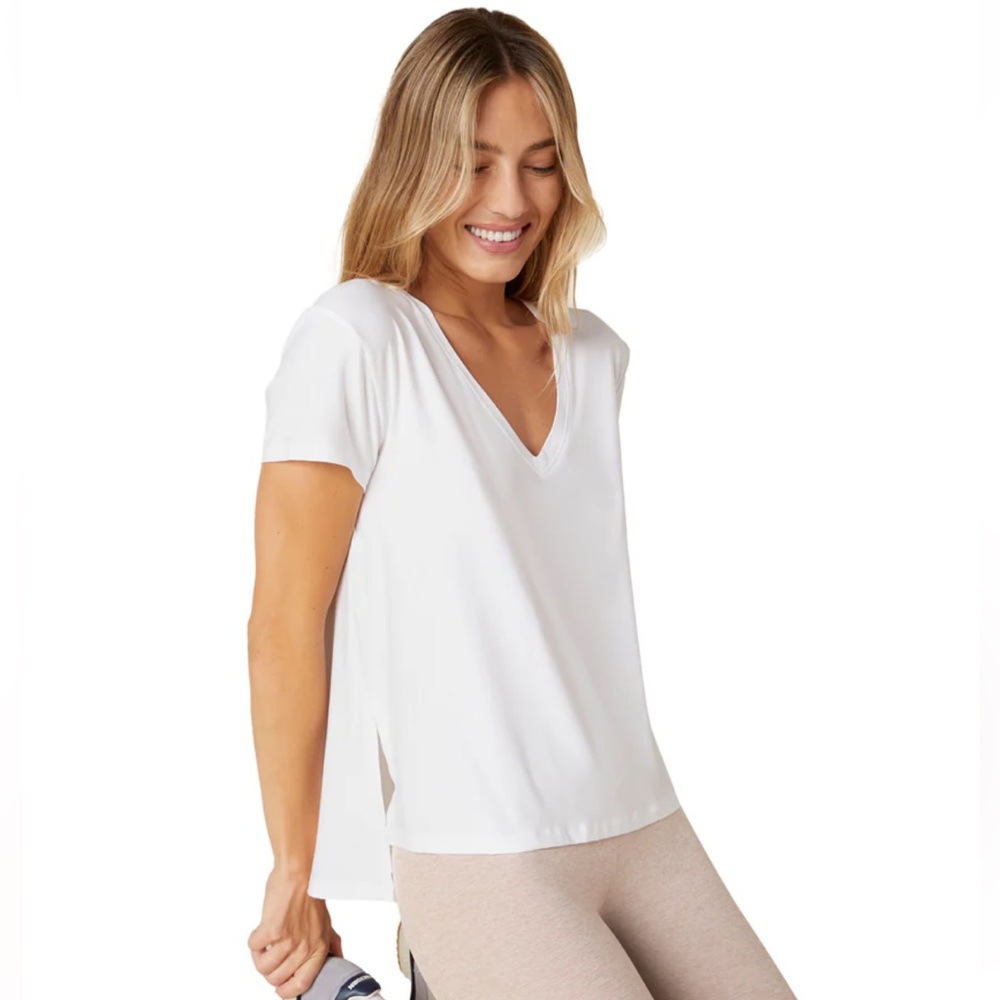 NWOT Beyond Yoga Split Up Long Tee - Picture 4 of 9